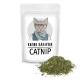 Ein klarer Behälter mit Katzenminze, mit einem Etikett, das eine illustrierte Katze mit einem Schal zeigt, beschriftet mit "KATER KASIMIR CATNIP."