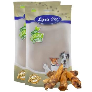Zwei Beutel Lyra Pet Hundeleckerlis mit der Aufschrift 'Lyra Nature Power' mit Bildern von Hunden und einer Katze, begleitet von Kaustangen im Vordergrund.