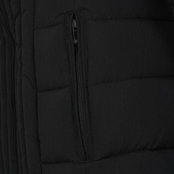 Nahaufnahme einer schwarzen Daunenjacke mit einer Reißverschlusstasche auf der linken Seite, die ihre gesteppten Textur zeigt.