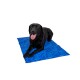 Ein schwarzer Labrador Retriever, der auf einer lebhaft blauen, marmorierten Haustiermatte liegt.