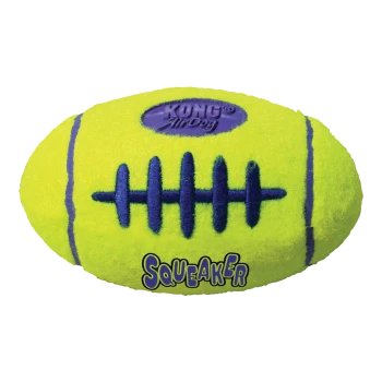 Neongelbes KONG AirDog Quietsch-Spielzeug in Fußballform mit violetten Schnürsenkeln und der Aufschrift 'KONG AirDog' und 'SQUEAKER'.