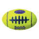 Neongelbes KONG AirDog Quietsch-Spielzeug in Fußballform mit violetten Schnürsenkeln und der Aufschrift 'KONG AirDog' und 'SQUEAKER'.