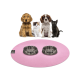 Ein Golden Retriever, ein flauschiges Kätzchen und eine schwarze Katze sitzen vor einer pinken Fressmatte mit zwei Edelstahlschüsseln.