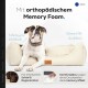Hund, der auf einem cremefarbenen orthopädischen Memory-Schaum-Bett ruht, mit Text, der die Vorteile für Wirbelsäulenentlastung und Gelenkomfort hervorhebt.