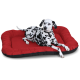 Ein schwarz-weiß gefleckter Hund, der auf einem plüschigen roten Hundebett mit schwarzem Rand entspannt und Komfort sowie Stil zeigt.
