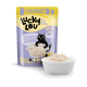 Beutel mit Lucky Lou reinem Hühnerfilet-Hundefutter mit einer Schüssel mit zerkleinertem Huhn in Brühe, mit einer verspielten Grafik einer schwarzen Katze und Text auf Deutsch.