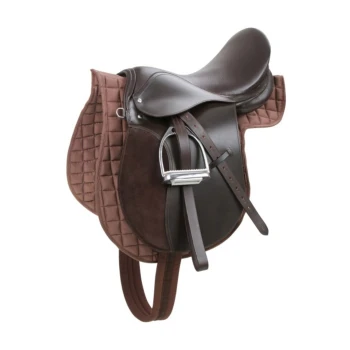 Sattel Komplett-Set 17.5IN Braunes Lederpferdesattel mit gepolstertem Pad, mit Steigbügeln und Riemen, vor einem weißen Hintergrund ausgestellt.