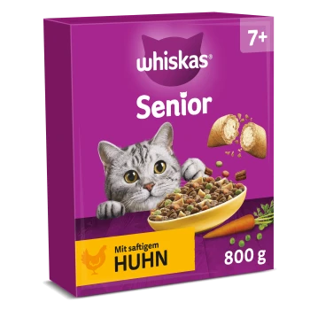 Whiskas Senior Katzenfutter (7+) 800 g, graue Katze späht über eine Schale Trockenfutter, Aufschrift „Mit saftigem Huhn“.