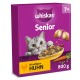 Whiskas Senior Katzenfutter (7+) 800 g, graue Katze späht über eine Schale Trockenfutter, Aufschrift „Mit saftigem Huhn“.