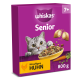 Whiskas Senior Katzenfutter (7+) 800 g, graue Katze späht über eine Schale Trockenfutter, Aufschrift „Mit saftigem Huhn“.