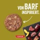 Runde, rohartig zubereitete Tiernahrungsscheibe neben einer Schieferplatte mit rohem Fleisch, Pfeil und Text 'VON BARF INSPIRIERT.' sowie dem Logo 'FLEISCHESLUST'.