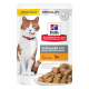Hill's Science Plan Sterilised Katzenfutterbeutel mit einer Katze mit orange-weißen Fell. Der Text hebt "Erwachsene bis 6 Jahre" und "mit Huhn" hervor.