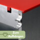 Nahaufnahme einer Metallkistenecke mit rotem Deckel und Metallaufhänger; grünes Label mit Seilsymbol: 'Zum Aufhängen'.