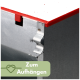 Nahaufnahme einer Metallkistenecke mit rotem Deckel und Metallaufhänger; grünes Label mit Seilsymbol: 'Zum Aufhängen'.