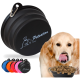 Schwarze zusammenklappbare Fressnapf mit "Petsation"-Logo, umgeben von bunten Näpfen in Blau, Orange, Pink und Schwarz, mit Hundefutter davor.