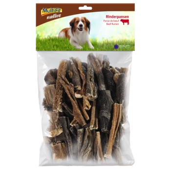 Un sac transparent de friandises pour chiens à base de rumen de boeuf séché étiqueté "Multifit native Rinderpansen" sur un fond vert et marron.