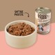Eine beige Schüssel mit feuchtem Hundefutter neben einer Dose mit dem Etikett "DOGS'n TIGER" mit einem Hundebild und 61% Fleischanteil.