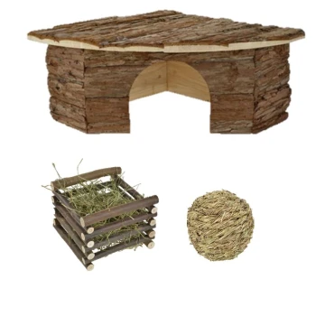 Holz-Haustierversteck mit einem schrägen Dach, einem kleinen Heubasket und einer Heuball, ideal für kleine Tiere.