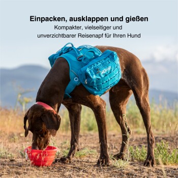 Ein brauner Hund mit einem blauen Rucksack trinkt aus einer roten Schüssel im Gras. Text oben: "Packen, entfalten und gießen. Essentieller Reisekorb für Ihren Hund."