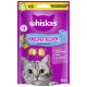 Whiskas Lachs-Geschmack Katzenleckerlis mit dem Gesicht einer grauen Katze, die knusprige Bissen und Text über Vitamine, Mineralien und Protein zeigt.