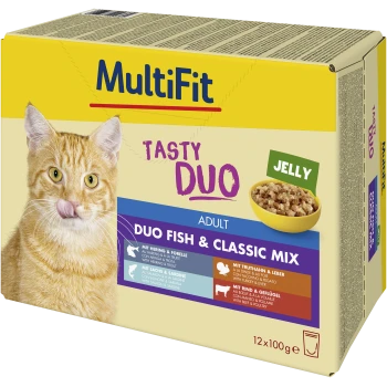 MultiFit Tasty Duo Katzenfutter für erwachsene Katzen mit Duo Fisch & klassischem Mix in Gelee, mit einer leckenden orange getigerten Katze.