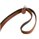 Eine stilvolle braune und schwarze Lederhundeleine mit einem silbernen Ring und einem Anhänger mit einem Hundesilhouette.