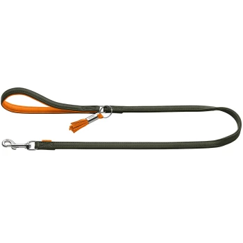 Olivgrüne Hundeleine mit orangefarbener Fütterung, Schlaufengriff, silbernem Verschluss und orangefarbener Quaste.