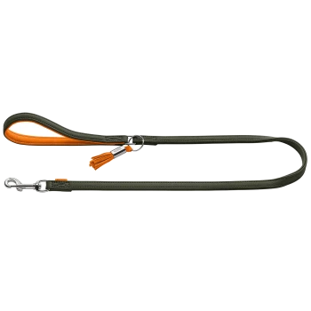 Olivgrüne Hundeleine mit orangefarbener Fütterung, Schlaufengriff, silbernem Verschluss und orangefarbener Quaste.
