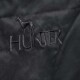Schwarzer Stoff mit einem gestickten Logo eines Windhundes und dem Wort 'HUNTER' in fetten Buchstaben.