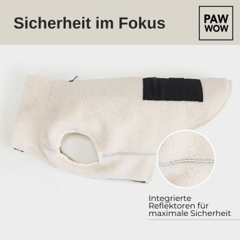 Gemütliche weiße Hundejacke mit einem schwarzen Patch und Reflektoren, beschriftet mit "Sicherheit im Fokus" für erhöhte Sicherheit.