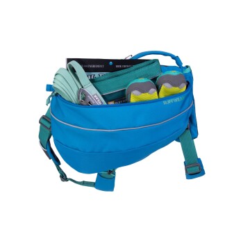 Eine leuchtend blaue Haustiertragetasche mit einem reflektierenden Streifen, die eine Leine, ein Geschirr und Hundeschuhe enthält, beschriftet mit "RUFFWEAR."