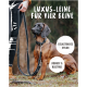 Ein Hund sitzt auf Gras neben einer Person mit einer Luxusleine. Text: "Luxus-Leine für vier Beine," "Belastbares Nylon," "Robust & Rostfrei."