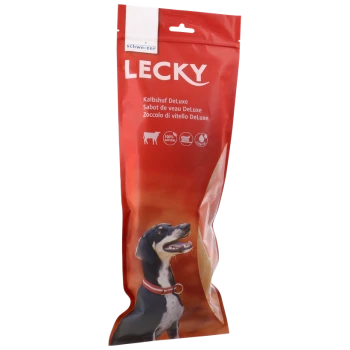 Rote Verpackung für "LECKY" Hundeleckerli, mit einem glücklichen Hund und Text in mehreren Sprachen: "Kalbshuf DeLuxe," "100% NATURAL."