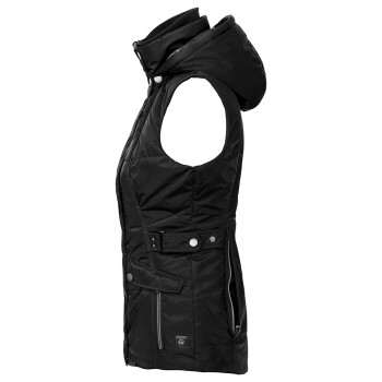 Schwarze ärmellose Steppweste mit Kapuze, mit einem taillierten Design und Reißverschlusstaschen, seitlich präsentiert.