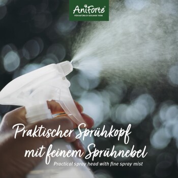 Eine Hand, die eine Sprühflasche hält, aus der ein feiner Nebel freigesetzt wird, mit dem Text "Praktischer Sprühkopf mit feinem Sprühnebel" und dem "AniForte" Logo.