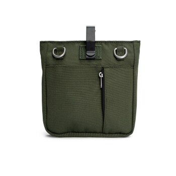 Grünes Haustierzubehör-Täschchen mit einem Clip, zwei Metallringen und einer Reißverschlusstasche, entworfen zum Tragen von Haustierbedarf.