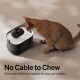 Braune Katze trinkt aus einem schwarzen Haustier-Wasserbrunnen; sichtbarer Text: 'No Cable to Chew' und 'Eliminates electrical hazards'.