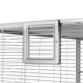 Nahaufnahme einer silbernen Metall-Haustierkäfig-Ecke mit einer belüfteten Tür, die die Gitterstruktur und den Riegelmechanismus zeigt.