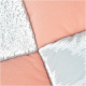 Eine Nahaufnahme einer weichen Haustierdecke mit einem Patchwork-Design in pastellrosa und blauen Farben, mit unterschiedlichen Texturen.