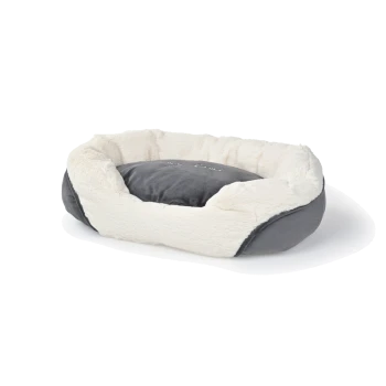 Un lit pour animaux confortable avec un extérieur en peluche grise et un intérieur blanc doux, avec le texte "MY PET" brodé sur le coussin.