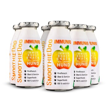 Fünf Flaschen "SmoothieDog" Immuno Boost Snack für Hunde, mit einem grünen Apfel-Design und den Highlights Rindfleisch, Früchte und Superfoods.