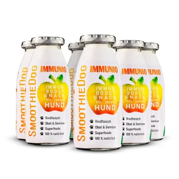 Fünf Flaschen "SmoothieDog" Immuno Boost Snack für Hunde, mit einem grünen Apfel-Design und den Highlights Rindfleisch, Früchte und Superfoods.