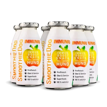 Fünf Flaschen "SmoothieDog" Immuno Boost Snack für Hunde, mit einem grünen Apfel-Design und den Highlights Rindfleisch, Früchte und Superfoods.
