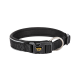 Schwarzes Haustierhalsband mit einer stabilen Schnalle und einem silbernen D-Ring, mit einem kleinen gelben Kronenlogo auf der Schnalle.