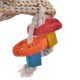 Buntes Haustierspielzeug mit geflochtenem Seil und zwei strukturierten Ringen in Rot und Orange sowie einem blauen und gelben Holzblock.