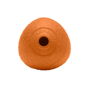 Oranges Gummihundespielzeug mit einer strukturierten Oberfläche und einem zentralen Loch, mit dem Markennamen "RUFFWEAR" eingeprägt.