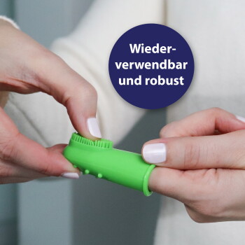 Hände halten eine grüne Silikon-Fingerbürste für Haustiere; rundes Etikett: 'Wiederverwendbar und robust.'