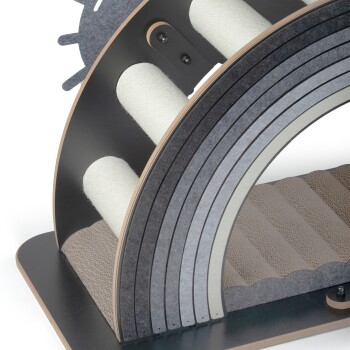 Stylischer Katzenkratzbaum mit geschwungenem Design, der mehrere strukturierte Oberflächen und eine gemütliche Basis zum Kratzen und Entspannen bietet.