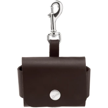 Brauner Lederhalter für Hundekotbeutel mit einem silbernen Clip und Knopfverschluss, entworfen für bequemes Gassigehen.