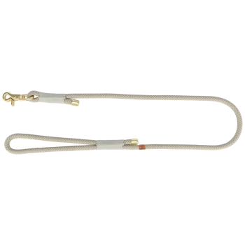 Eine beige Hundeleine aus strapazierfähigem Seil, mit einem goldenen Metallclip und einem gepolsterten Griff für Komfort.